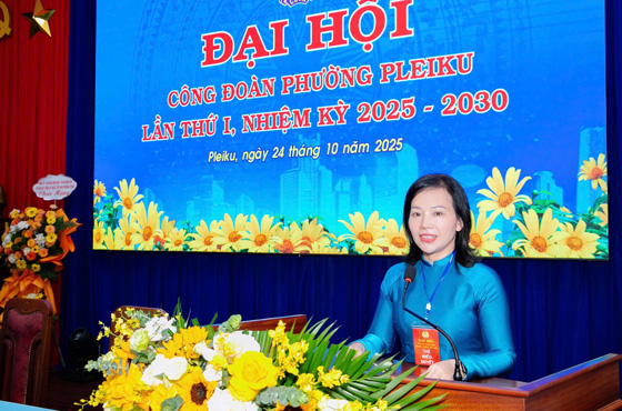 Ms. Nguyen Thi Anh Xuan - Chairwoman of the Pleiku Ward Trade Union affirmed the need to continue dialogue and negotiation to ensure welfare for workers. Photo: Thanh Tuan