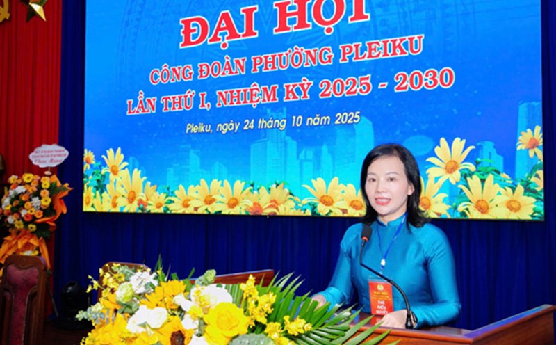 Ms. Nguyen Thi Anh Xuan - Chairwoman of the Pleiku Ward Trade Union affirmed the need to continue dialogue and negotiation to ensure welfare for workers. Photo: Thanh Tuan
