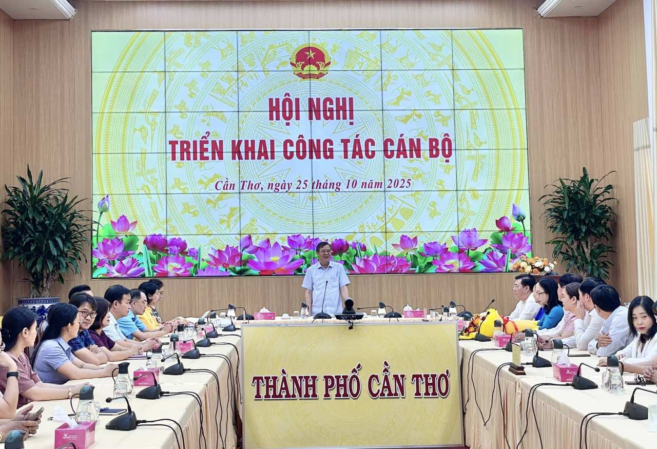 Hoi nghi cong tac can bo, cong bo Quyet dinh cua Chu tich UBND thanh pho ve cong tac can bo. Anh: Cong thong tin dien tu Can Tho