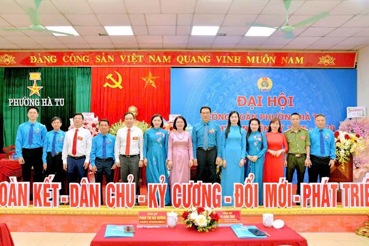 Leaders of the Provincial Federation of Labor and leaders of Ha Tu Ward (Quang Ninh) took a photo with the Congress Presidium. Photo: Doan Hung