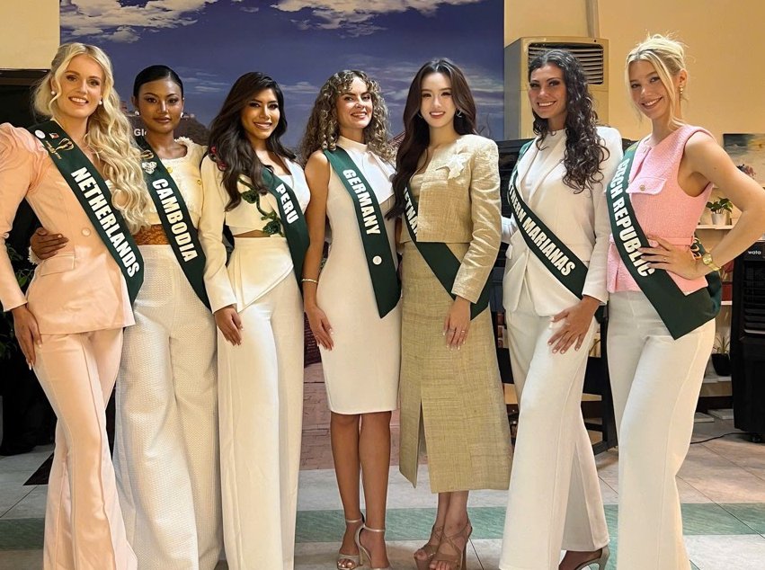 Mỹ Anh (đeo sash Việt Nam) và dàn thí sinh Miss Earth 2025. Ảnh: Ban tổ chức.