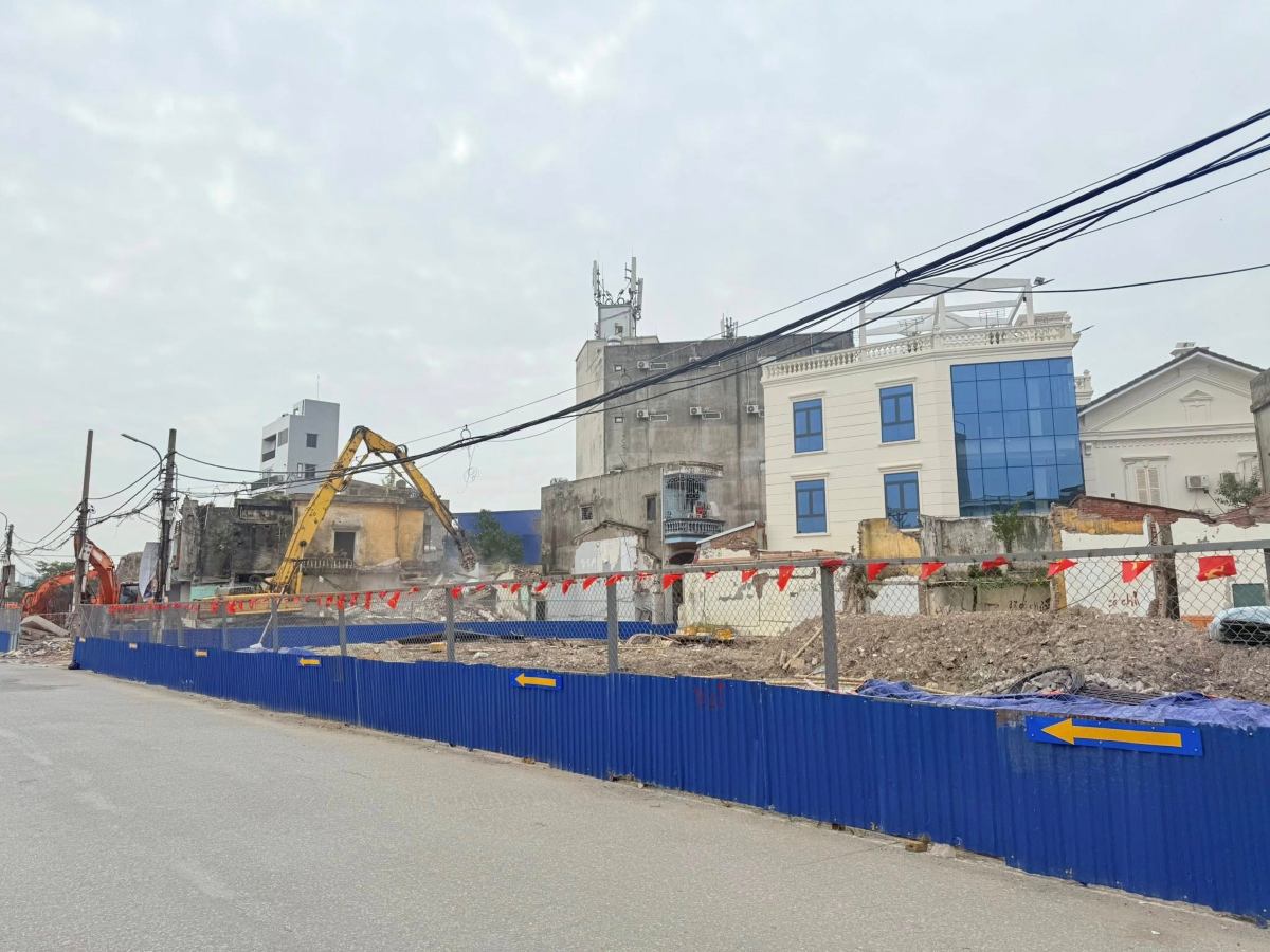 グエン・トライ橋プロジェクトの投資家は、緊急に管理者を柵で囲い込み、プロジェクトを取り壊した。写真: ハイフォン市ゴークエン区の電子情報ポータル