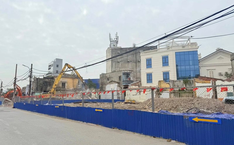 The investor of the Nguyen Trai Bridge Project has urgently fenced off the management and demolition of the project. Photo: Ngo Quyen's rise in the digital transformation, Hai Phong