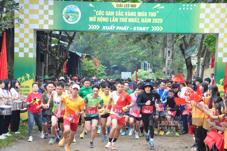 Hon 500 van dong vien tham gia tranh tai o giai leo nui tai xa Coc San, tinh Lao Cai. Anh: Dinh Dai