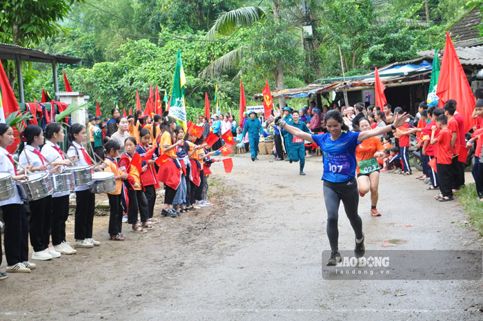 Dong dao chi em phu nu tham gia giai leo nui do xa Coc San to chuc. Anh: Dinh Dai