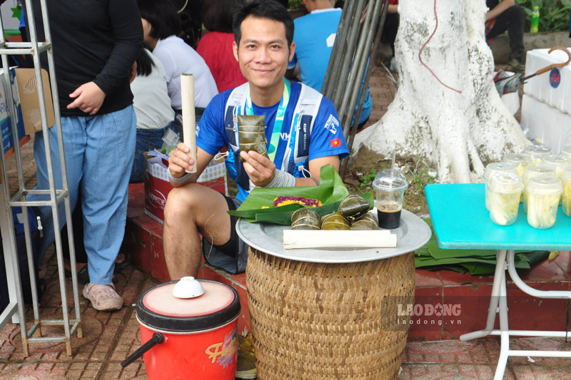 Day cung la dip quang ba cac san vat dia phuong den dong dao nguoi dan, du khach. Anh: Dinh Dai