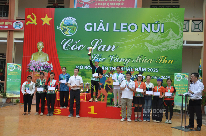 Trao giai cho cac ca nhan, tap the co thanh tich xuat sac. Anh: Dinh Dai