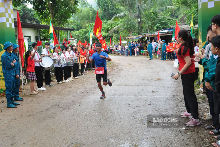 Van dong vien dau tien ve dich sau khi trinh phuc quang duong khoang 10 km. Anh: Dinh Dai