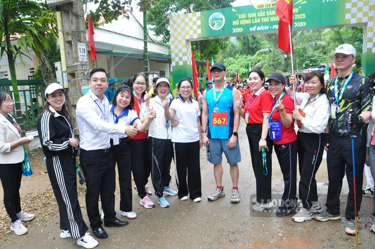 Lanh dao xa Coc San cung tien phong tham gia huong ung hoat dong the thao. Anh: Dinh Dai