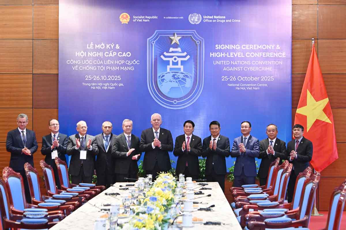 Politburo member and President Luong Cuong received General Prosecutor General of the Russian Federation A.V. Gutsan. Photo: Hai Nguyen