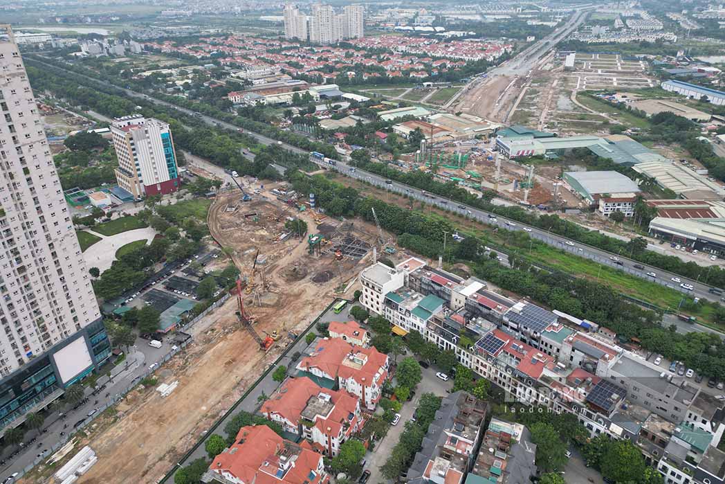 Ngay 25.10, ghi nhan cua phong vien tai cong truong du an nut giao khac muc giua duong Vanh dai 3,5 va Dai lo Thang Long (Ha Noi) cho thay sau 6 thang khoi cong, nhieu tru be tong cua cac nhanh cau vuot da duoc dung, ham chui truc thong tu duong Hoang Tung cung dang tich cuc thi cong.