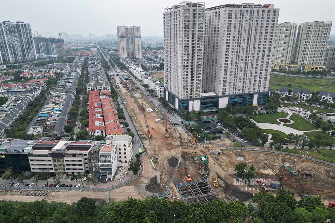 Theo thiet ke, cong trinh gom ham chui truc thong theo huong Vanh dai 3,5 (duong Hoang Tung) di Quoc lo 32 dai 975 m, rong 18,5 m, voi bon nhanh cau tuabin be tong cot thep dai hon 2.300 m, rong 8,8 m moi cau va tuong chan tong chieu dai hon 600 m. Ham chui bao gom doan di ngam duoi Dai lo Thang Long 150 m, ham ho phia Hoang Tung 157,5 m kem tuong chan 220 m, phia Quoc lo 32 ham ho 157,5 m voi tuong chan 200 m. Cac nha thau cung trien khai hang muc thoat nuoc, chieu sang, giao thong tam va dap cat nen duong Quoc lo 32 theo ke hoach quy IV/2025.