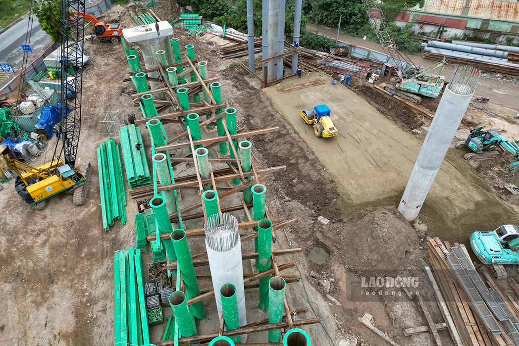Hang loat may moc hang nang va vat lieu xay dung duoc tap ket, dam bao tien do de ra, huong toi hoan thanh ke hoach nam 2025 va som hon thoi han hop dong.