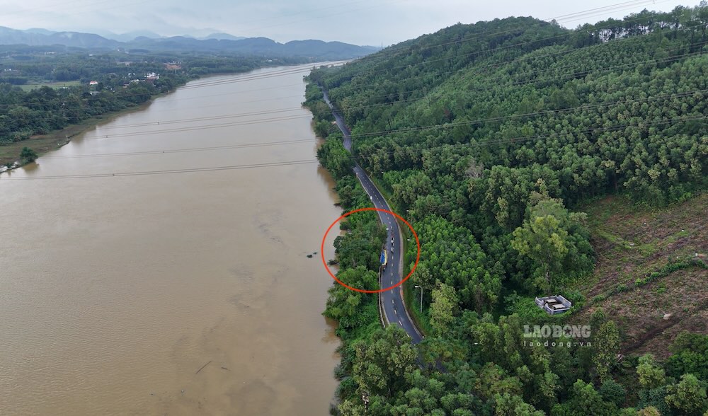 Nguoi dan mong cac co quan chuc nang som gia co ke bo song Huong, khac phuc dut diem tinh trang sat lo, dam bao an toan cho tuyen Quoc lo huyet mach qua TP Hue.