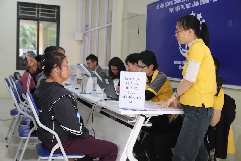 Nguoi dan xa Minh Chau co mat tu som tai UBND xa de thuc hien cac thu tuc hanh chinh tu Mo hinh Dich vu cong luu dong. Anh: Hoang Xuyen