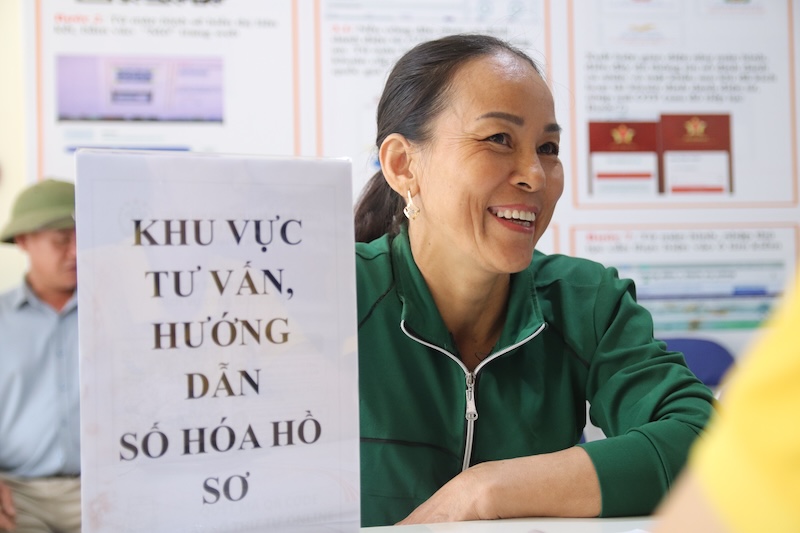 Nguoi dan vui mung khi duoc tu van, huong dan cac thu tuc hanh chinh. Anh: Hoang Xuyen