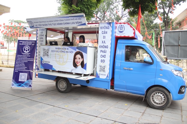 Mobile Public Service model in Minh Chau commune, Hanoi city. Photo: Hoang Xuyen
