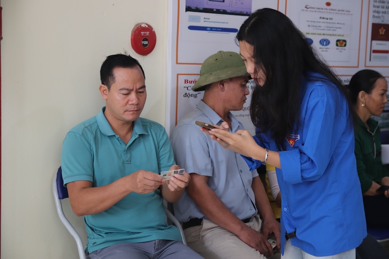 Anh Nguyen Van Nam, nguoi dan xa Minh Chau, duoc huong dan thuc hien khi den lam thu tuc khai sinh. Anh: Hoang Xuyen