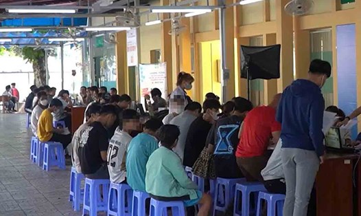 Phụ huynh, học sinh đến nhập học tại Trường Cao Đẳng Lý Tự Trọng TPHCM.  Ảnh: Chân Phúc