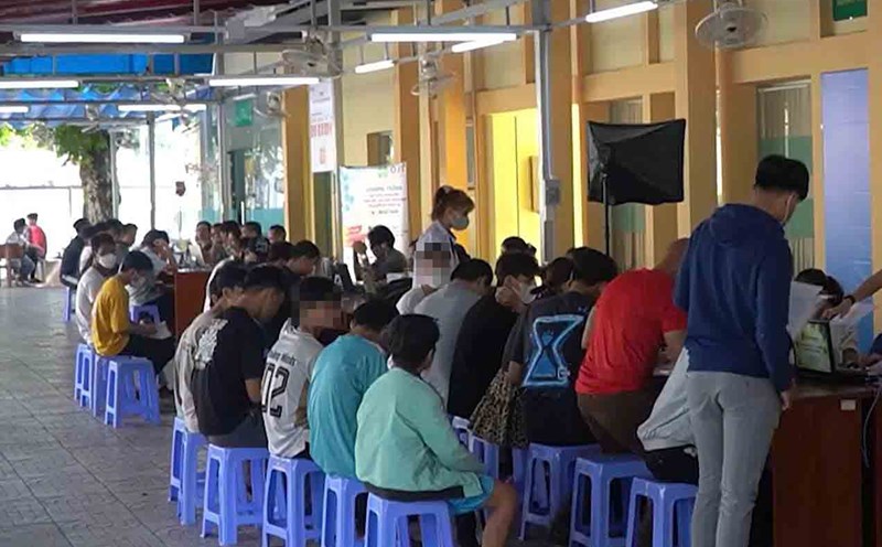 Parents and students attend Ly Tu Trong High School in Ho Chi Minh City. Photo: Chan Phuc