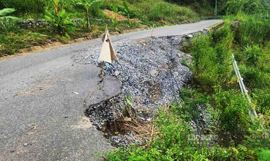 Trên địa bàn tỉnh Lào Cai có nhiều tuyến đường bị hư hỏng do mưa lũ, sạt lở. Ảnh: Văn Đức.