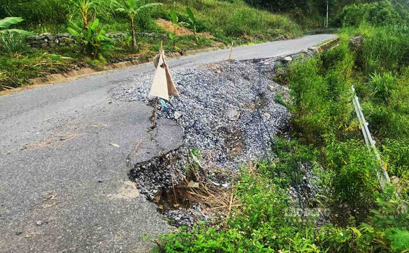 In Lao Cai province, many roads were damaged by floods and landslides. Photo: Van Duc.