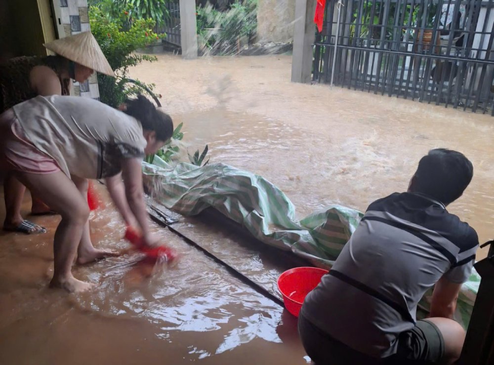 Den trua 25.10, mua van con, nhieu ho dan tranh thu tat nuoc de han che thiet hai ve tai san. Anh: Ban doc