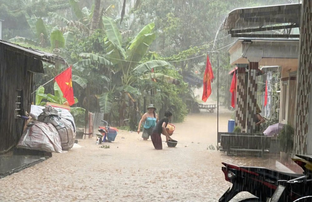 Nuoc khong kip tieu thoat dan den tinh trang ngap cuc bo. Anh: Ban doc