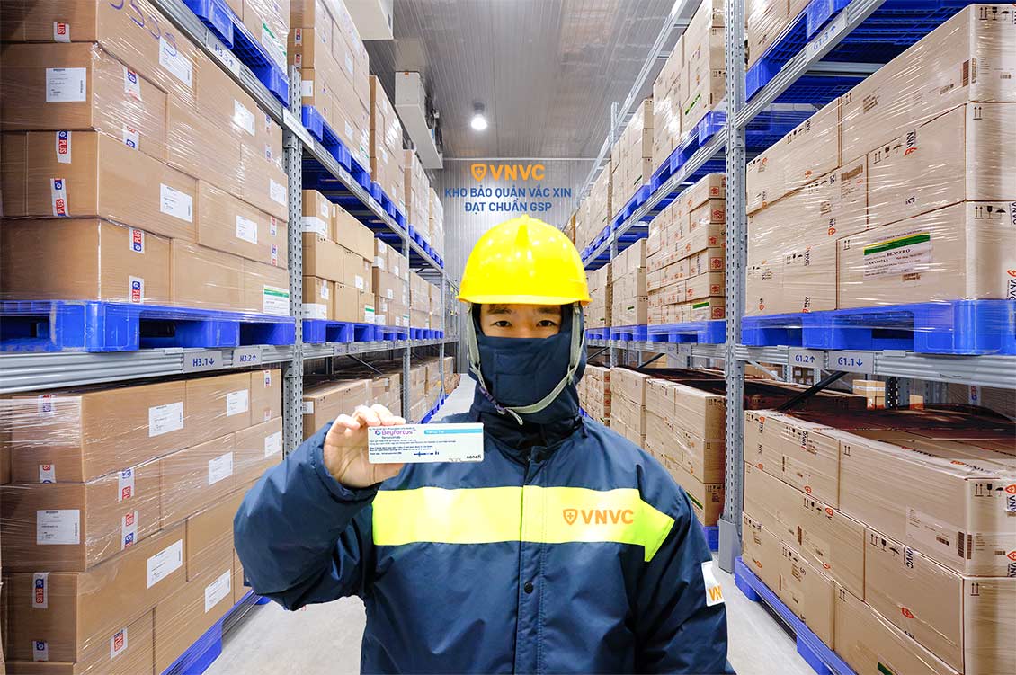 Nhung lo khang the don dong Nirsevimab dau tien tai He thong Kho lanh dat chuan quoc te theo tieu chuan GSP cua VNVC va duoc van chuyen den cac Benh vien Da khoa Tam Anh tai Ha Noi va TP HCM. Anh: Moc Thao