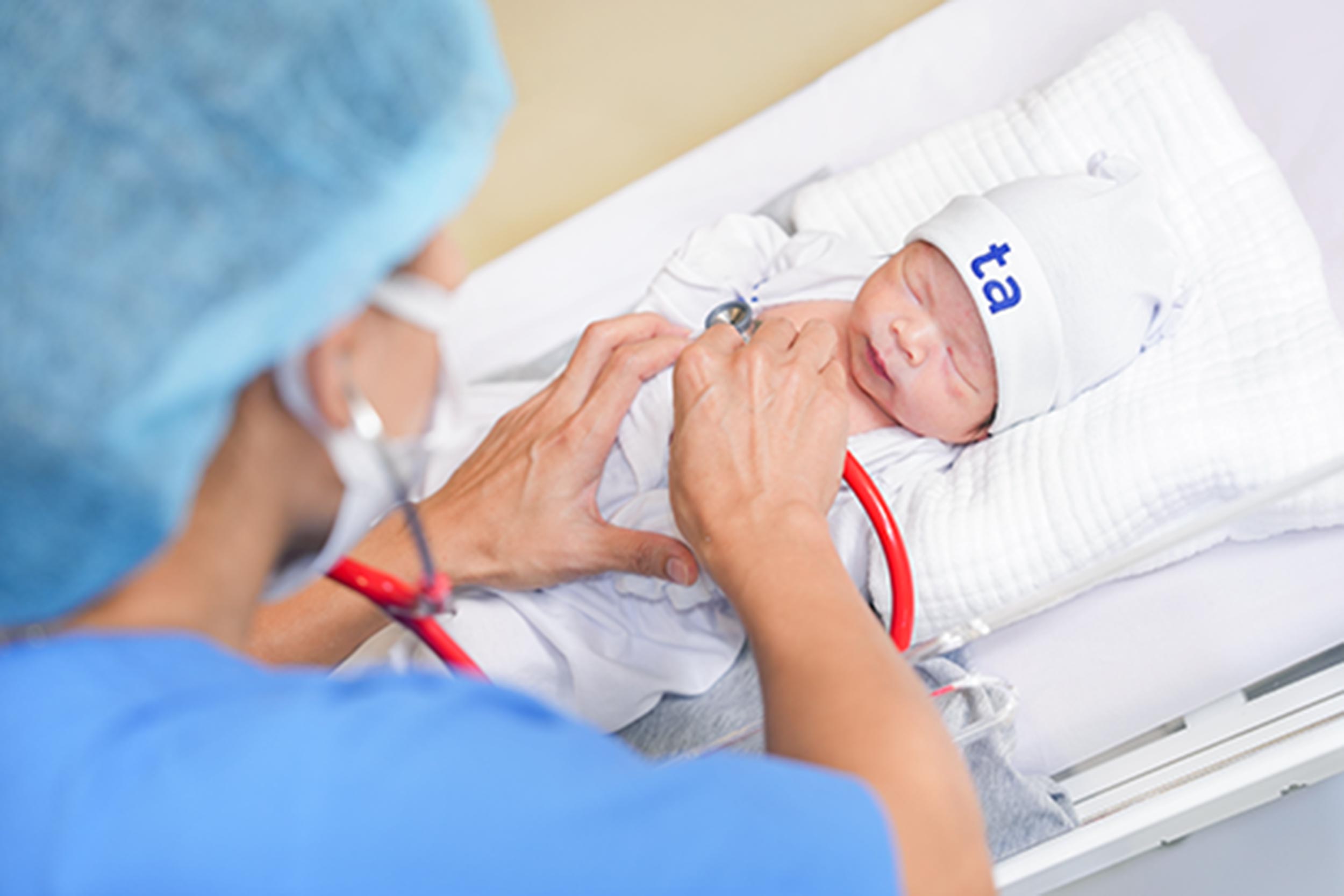 Con gai dau long nho phuong phap IVF cua chi Nguyen Thi Ha (45 tuoi, Ha Noi) duoc kham truoc khi tiem khang the don dong phong RSV trong ngay ra mat. Anh: Giang Pham