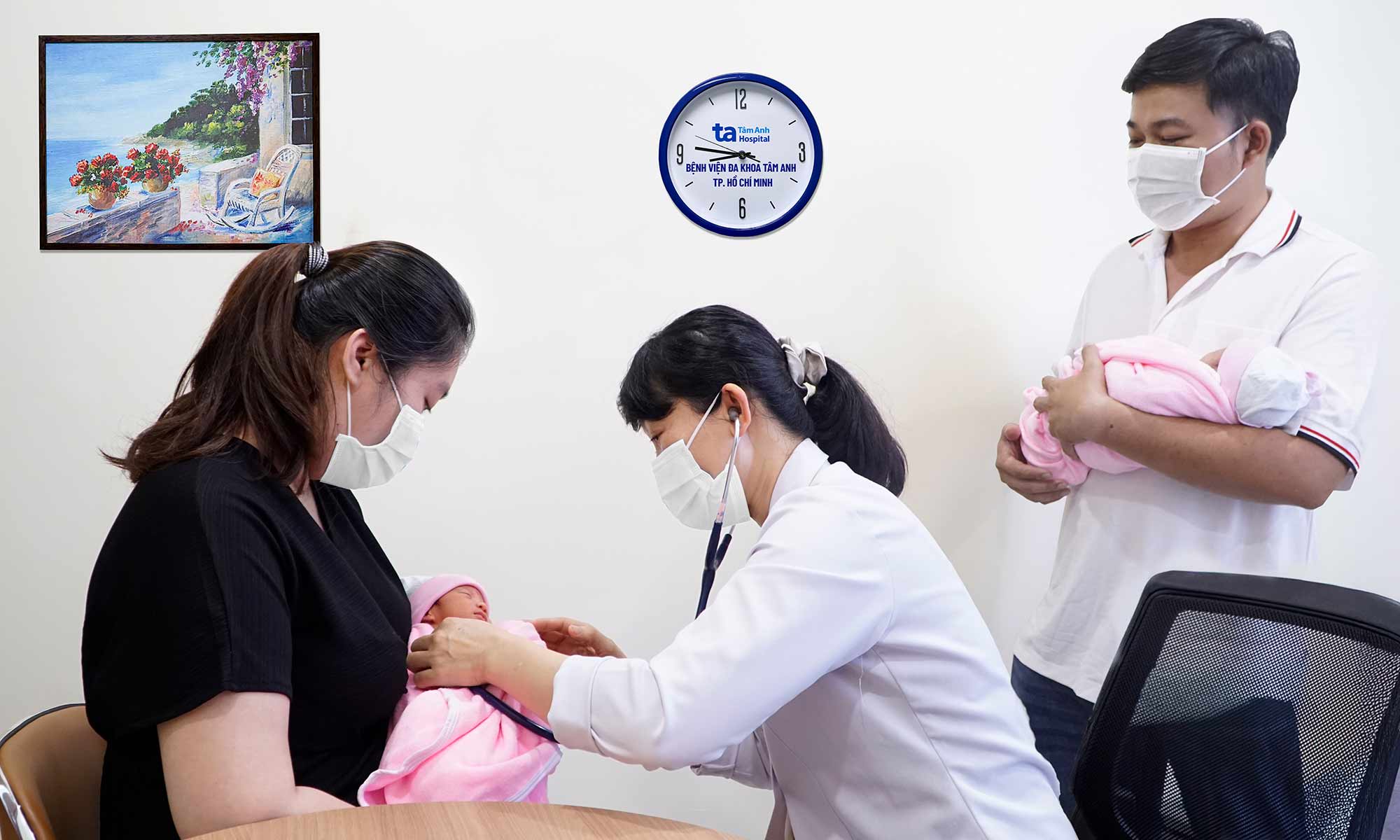 Vo chong chi Tuyet Hoa dua cap song sinh den Phong kham Da khoa Tam Anh Quan 7 (TP.HCM) tiem khang the don dong phong virus RSV ngay trong ngay dau ra mat. Anh: Van Nhan