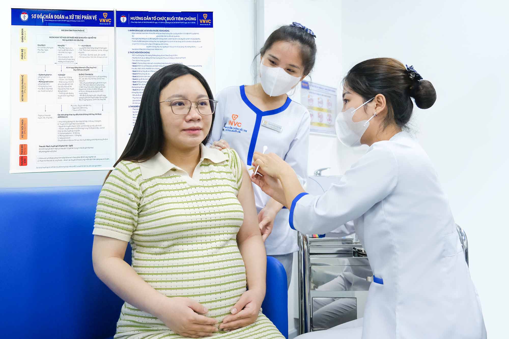 Thang 9.2025, VNVC trien khai tiem vac xin phong RSV, loai danh cho phu nu mang thai tu tuan 24-36 va nguoi lon tu 60 tuoi. Anh: Moc Thao