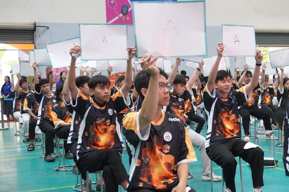 Cuoc thi co su tham du cua 100 thi sinh den tu cac truong tai TP Da Nang. Anh: Tran Thi