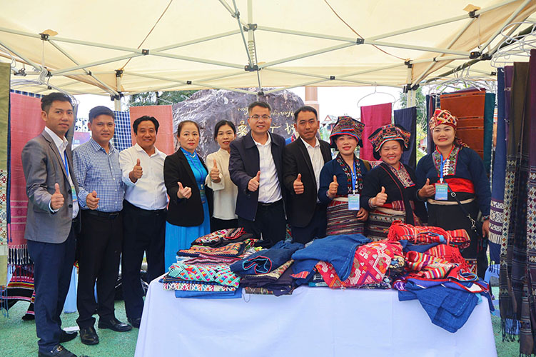 Dai bieu tham quan voi gian trung bay san pham cua tinh Dien Bien. Anh: Giang Nam