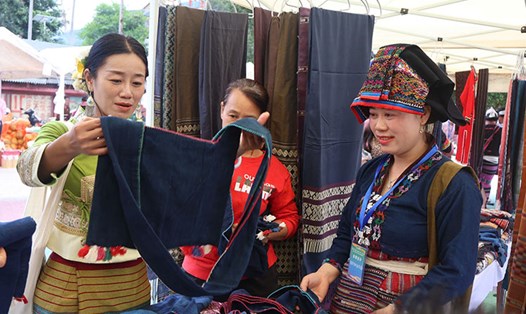 Người dân và du khách tham quan sản phẩm thổ cẩm dân tộc Lào của tỉnh Điện Biên. Ảnh: Giang Nam