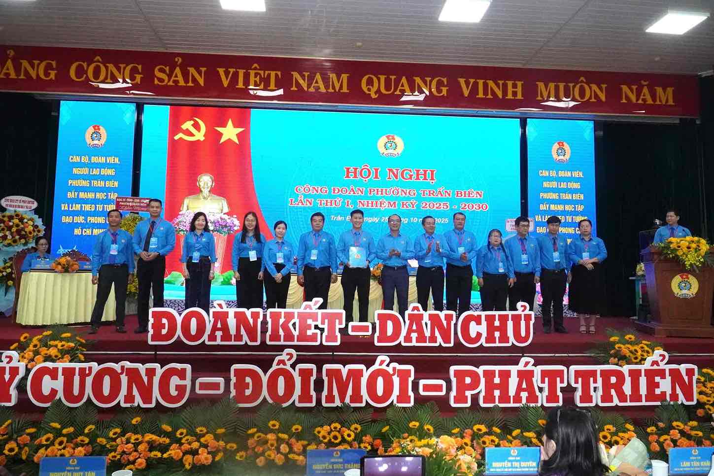 Lanh dao LDLD tinh Dong Nai trao quyet dinh chi dinh Ban chap hanh, Ban thuong vu, Chu tich Cong doan phuong Tran Bien. Anh: HAC