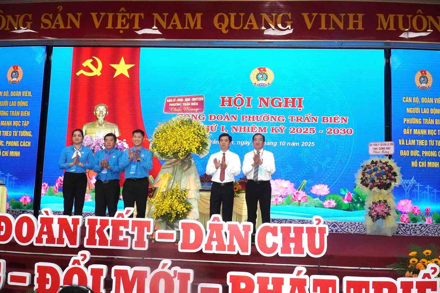 Lanh dao phuong Tran Bien dai dien tang hoa chuc mung Hoi nghi. Anh: HAC