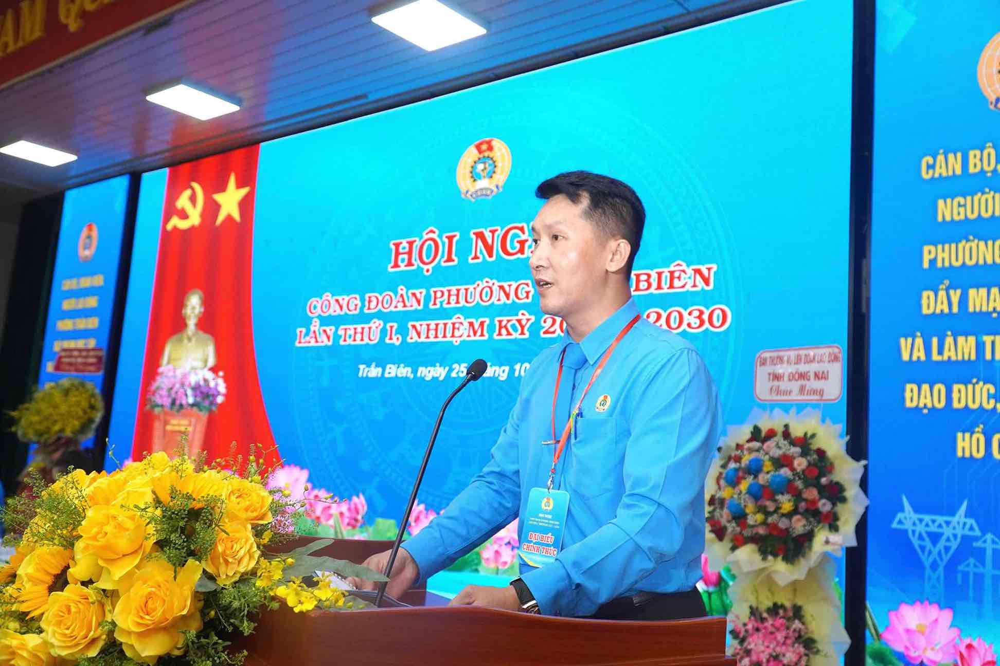 Appointed Mr. Tran Pham Quoc Dung as Chairman of the Tran Bien Ward Trade Union. Photo: HAC