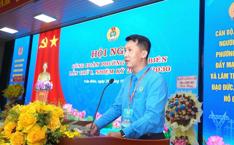 Appointed Mr. Tran Pham Quoc Dung as Chairman of the Tran Bien Ward Trade Union. Photo: HAC