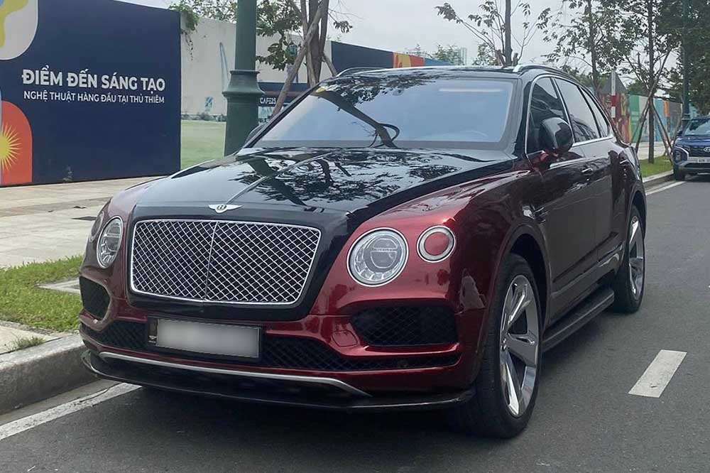 赤と黒のツートンカラーのベントレー ベンテイガがホーチミン市の街に現れると注目を集めます。写真: タン・タオ