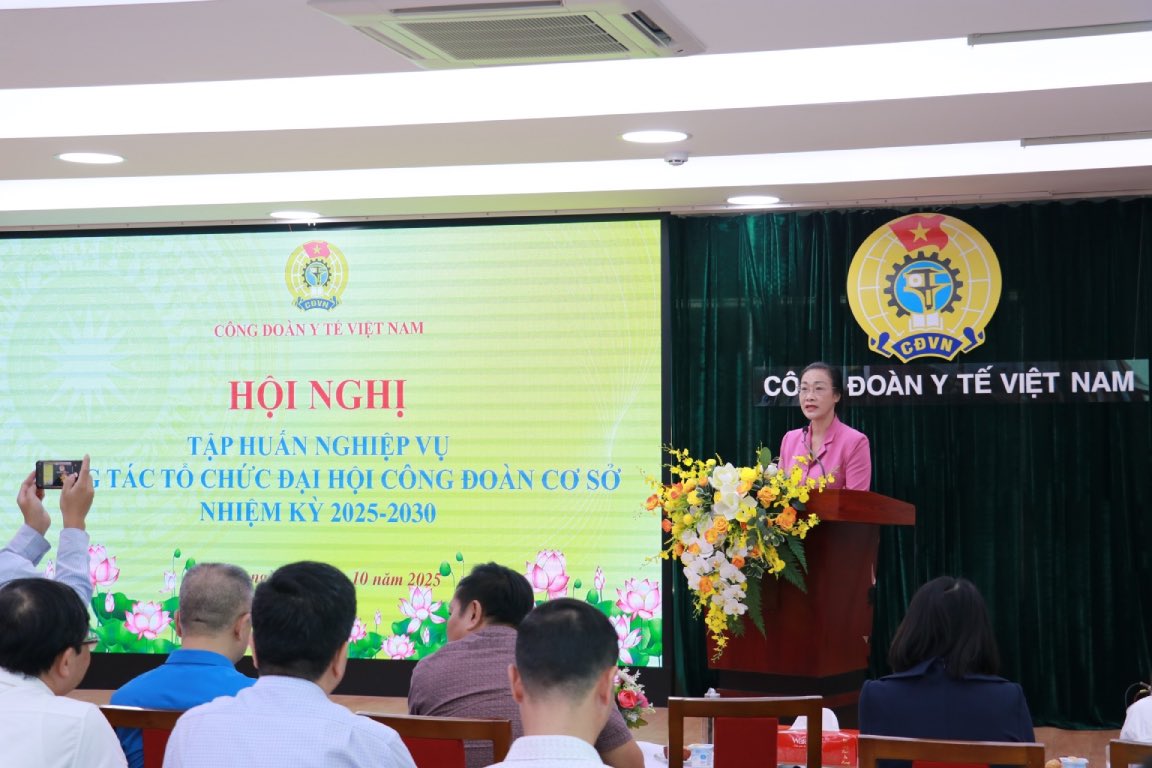 Ms. Pham Thanh Binh - President of the Vietnam Health Trade Union spoke at the training conference to organize the grassroots trade union congress for the 2025-2030 term. Photo: Duc Mai