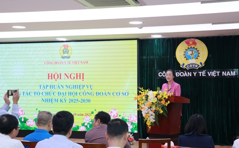 Ms. Pham Thanh Binh - President of the Vietnam Health Trade Union spoke at the training conference to organize the grassroots trade union congress for the 2025-2030 term. Photo: Duc Mai