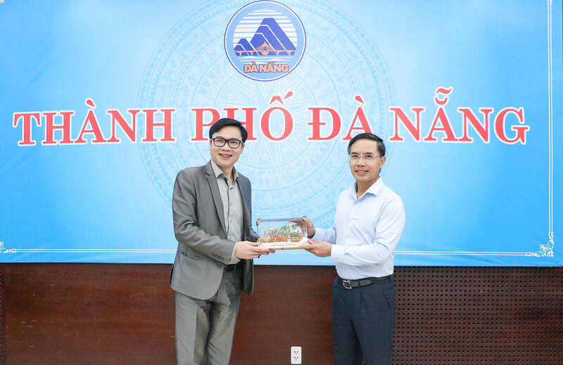 On October 25, Chairman of the Da Nang People's Committee Pham Duc An chaired a working session with the Vietnam Global Science and Experts Organization (AVSE Global). Photo: Da Nang City People's Committee