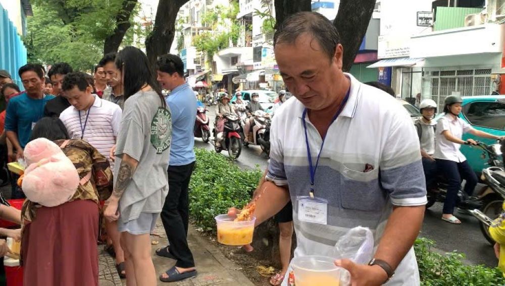 Woman cooks lobster porridge, distributes it for free to patients in Ho Chi Minh City
