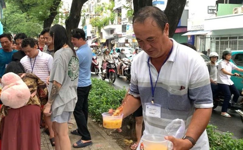Woman cooks lobster porridge, distributes it for free to patients in Ho Chi Minh City