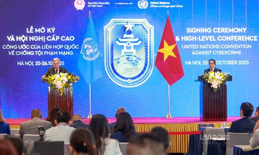 Ủy viên Bộ Chính trị, Thủ tướng Chính phủ Phạm Minh Chính cùng Tổng Thư ký Liên Hợp Quốc António Guterres gặp gỡ báo chí tại Lễ mở ký và Hội nghị cấp cao Công ước Hà Nội chiều 25.10. Ảnh: Hải Nguyễn