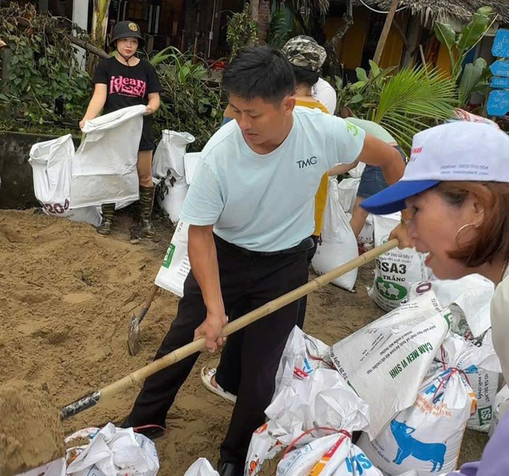 The Trade Union of Hoi An Tay Ward, Da Nang participates in overcoming landslides on An Bang beach. Photo: Hoi An Tay Trade Union