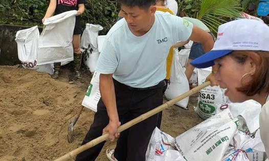 Công đoàn phường Hội An Tây, Đà Nẵng tham gia khắc phục sạt lở bờ biển An Bàng. Ảnh: Công đoàn Hội An Tây