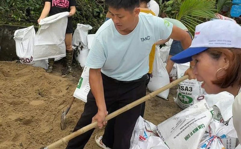 The Trade Union of Hoi An Tay Ward, Da Nang participates in overcoming landslides on An Bang beach. Photo: Hoi An Tay Trade Union