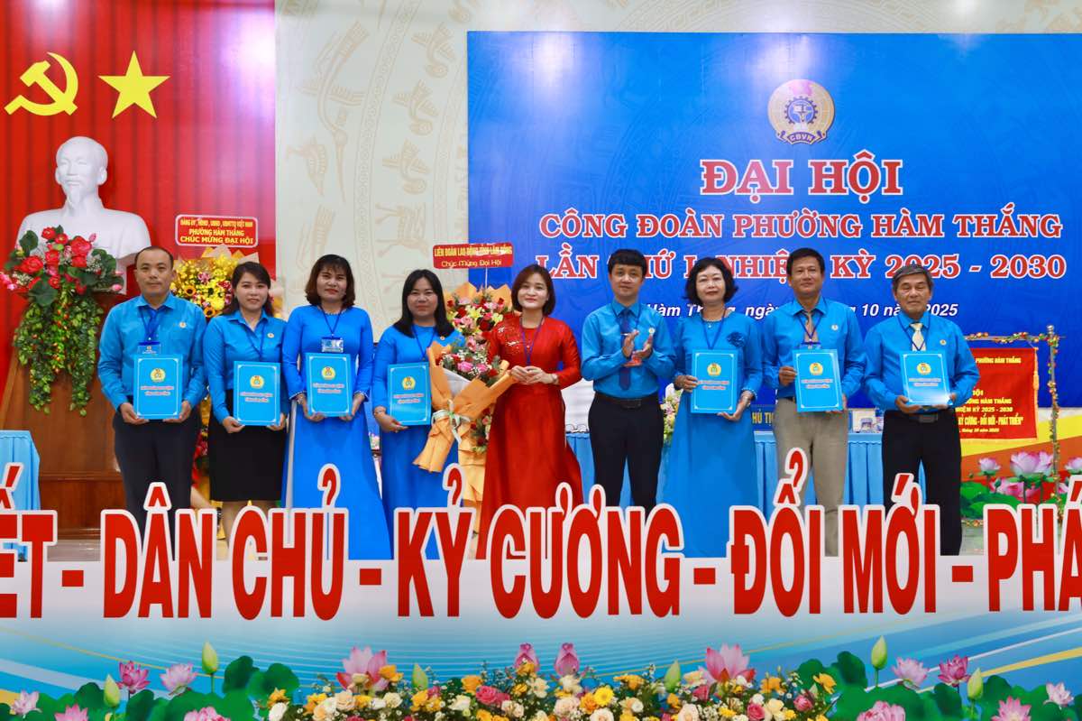 Ong Ho Cong Duong - Pho Chu tich Thuong truc Lien doan Lao dong tinh Lam Dong trao quyet dinh va hoa chuc mung Ban chap hanh Cong doan phuong Ham Thang, nhiem ki 2025 - 2030, vao chieu 25.10. Anh: Duy Tuan